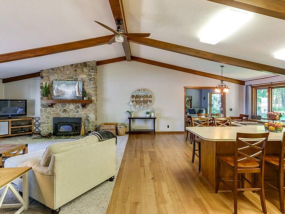 4th image of 2128 Biron Dr E