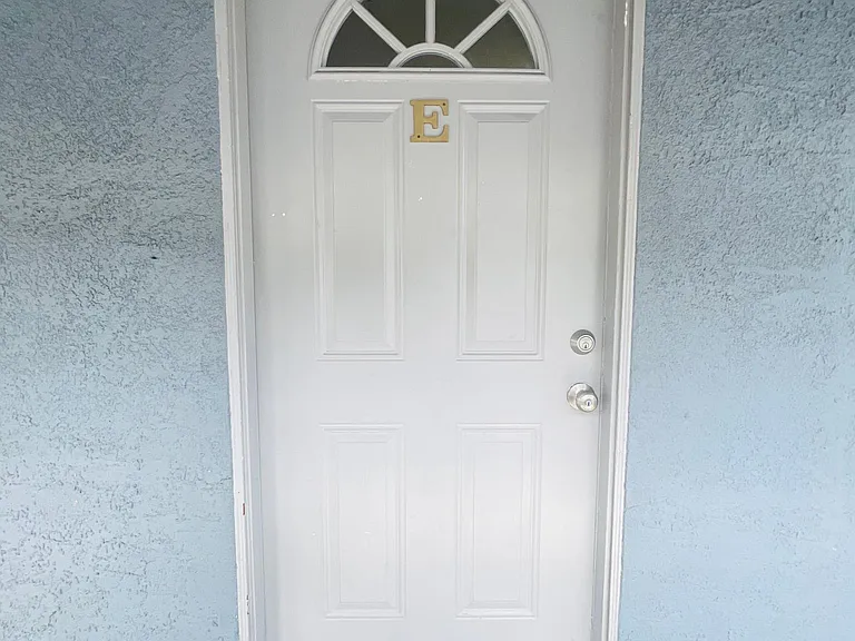 172 N Mariposa Ave #E — Photo 2