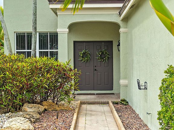 3rd image of 873 Tanglewood Circle