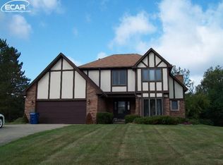 1230 Lake Valley Ct, Fenton, MI 48430