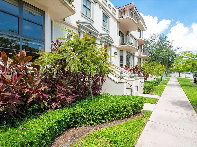 1650 Galiano St #Townhouse 14 — Photo 39