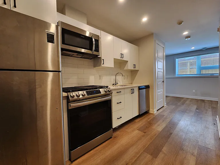 689 Churchill Ave N — Photo 13