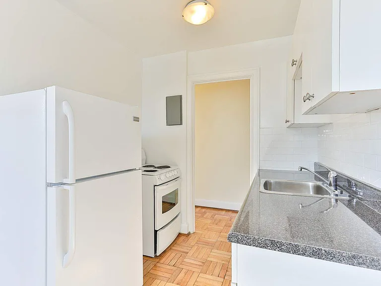 555 Russell Hill Rd — Photo 5