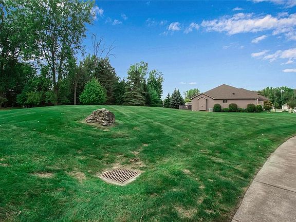 5th image of 32 Forestlake Dr