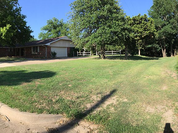 3rd image of 601 Oakdale Dr