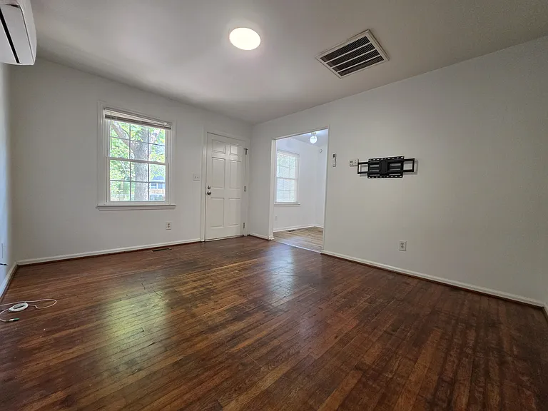 109 N State St — Photo 4
