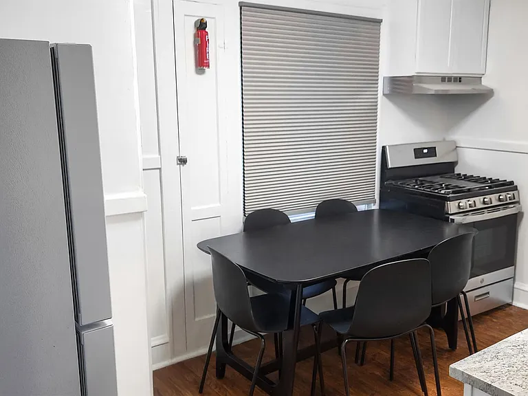 Kitchen & Eat-in