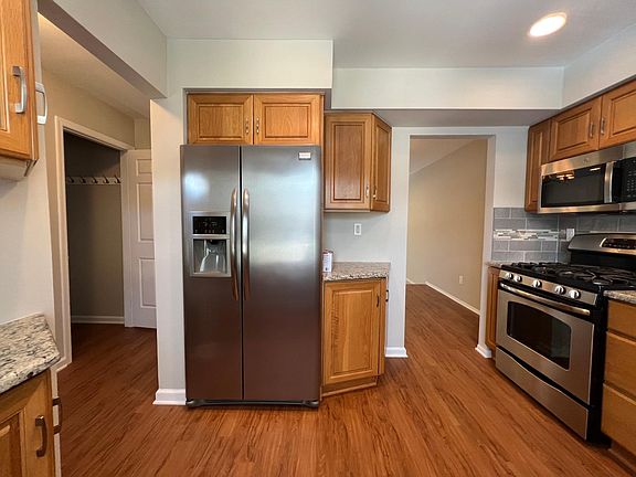 Refrigerator w ice maker, more cabinets!