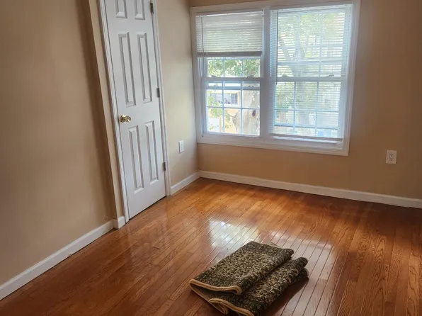 352 Woodlawn Avenue image 8 of 13