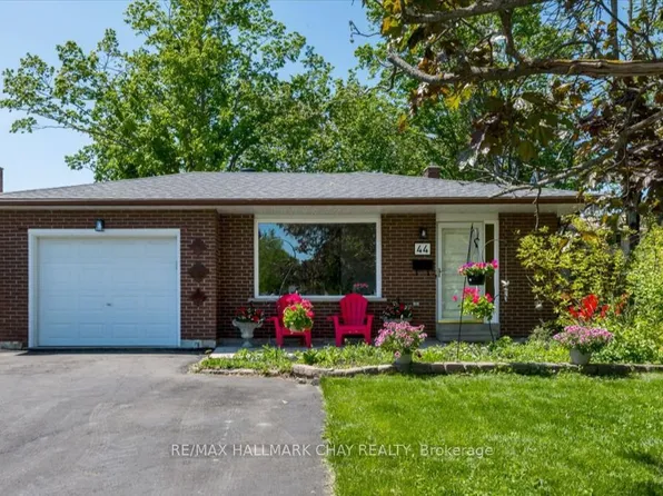 44 Belcourt Ave, Barrie, ON L4M 4E4