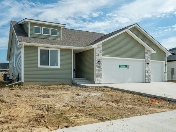 932 Lavender Ln, Pella, IA 50219