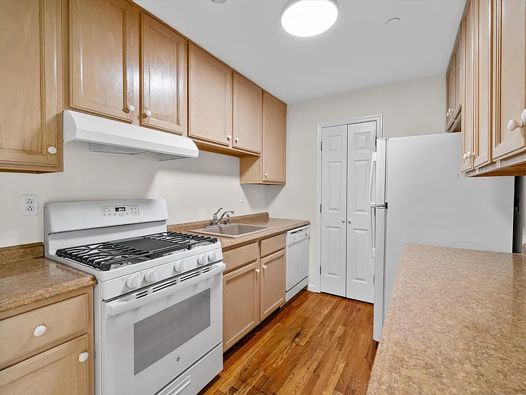 10-12 Chestnut St #304A — Photo 4