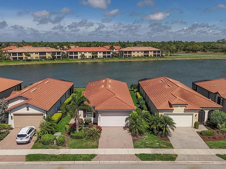 10424 Crooked Creek Dr — Photo 2
