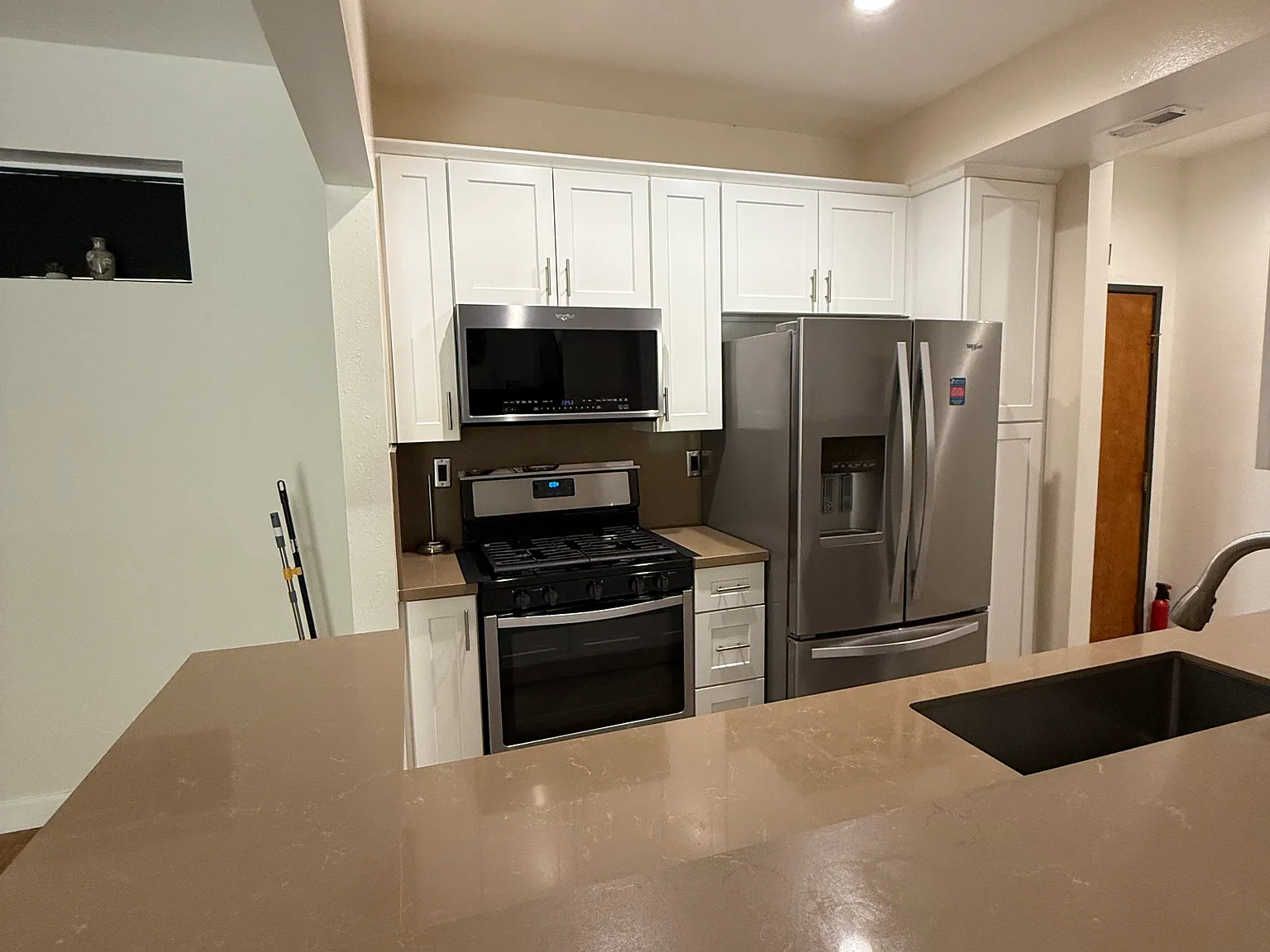 2 bed, 1060 sqft, $3,000 — Photo 2
