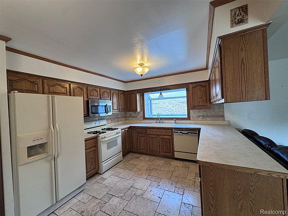 5th image of 42714 Castle Dr