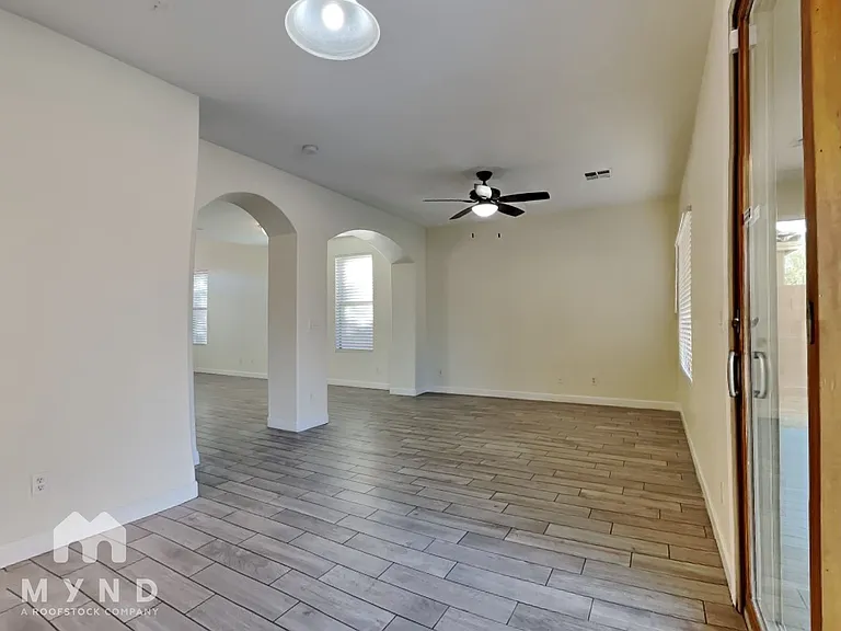 6418 S 49th Dr — Photo 9