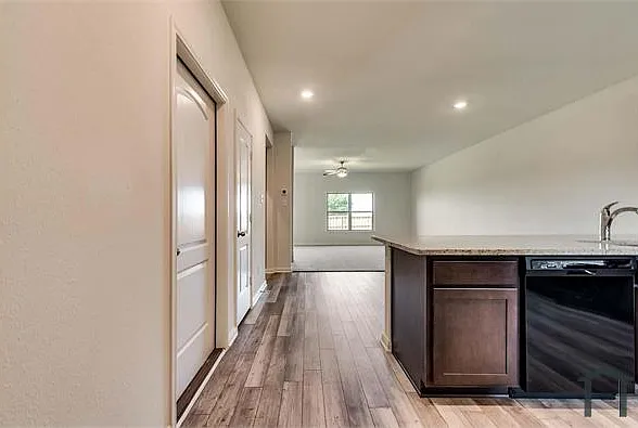 5 bed, 2700 sqft, $2,495 — Photo 2
