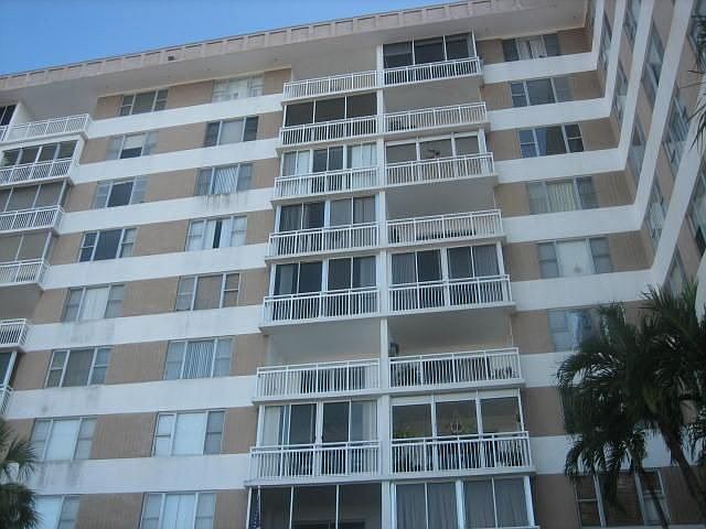 2nd image of 4400 Hillcrest Dr APT 212B