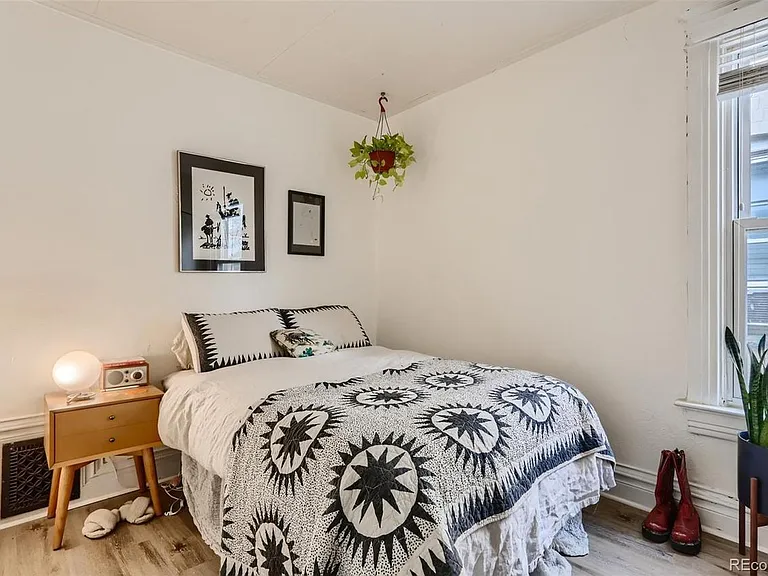 441 N Emerson St — Photo 5