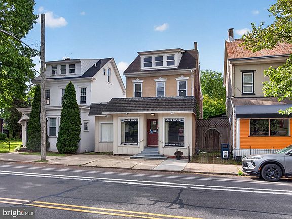 3rd image of 866 E High St