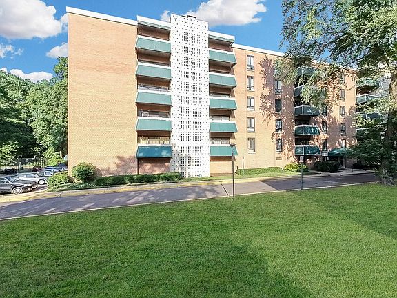 3rd image of 6141 Leesburg Pike APT 209