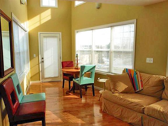 4th image of 307 E Eighth St