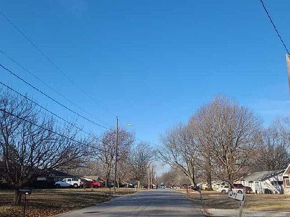 4th image of 904 E Smith St