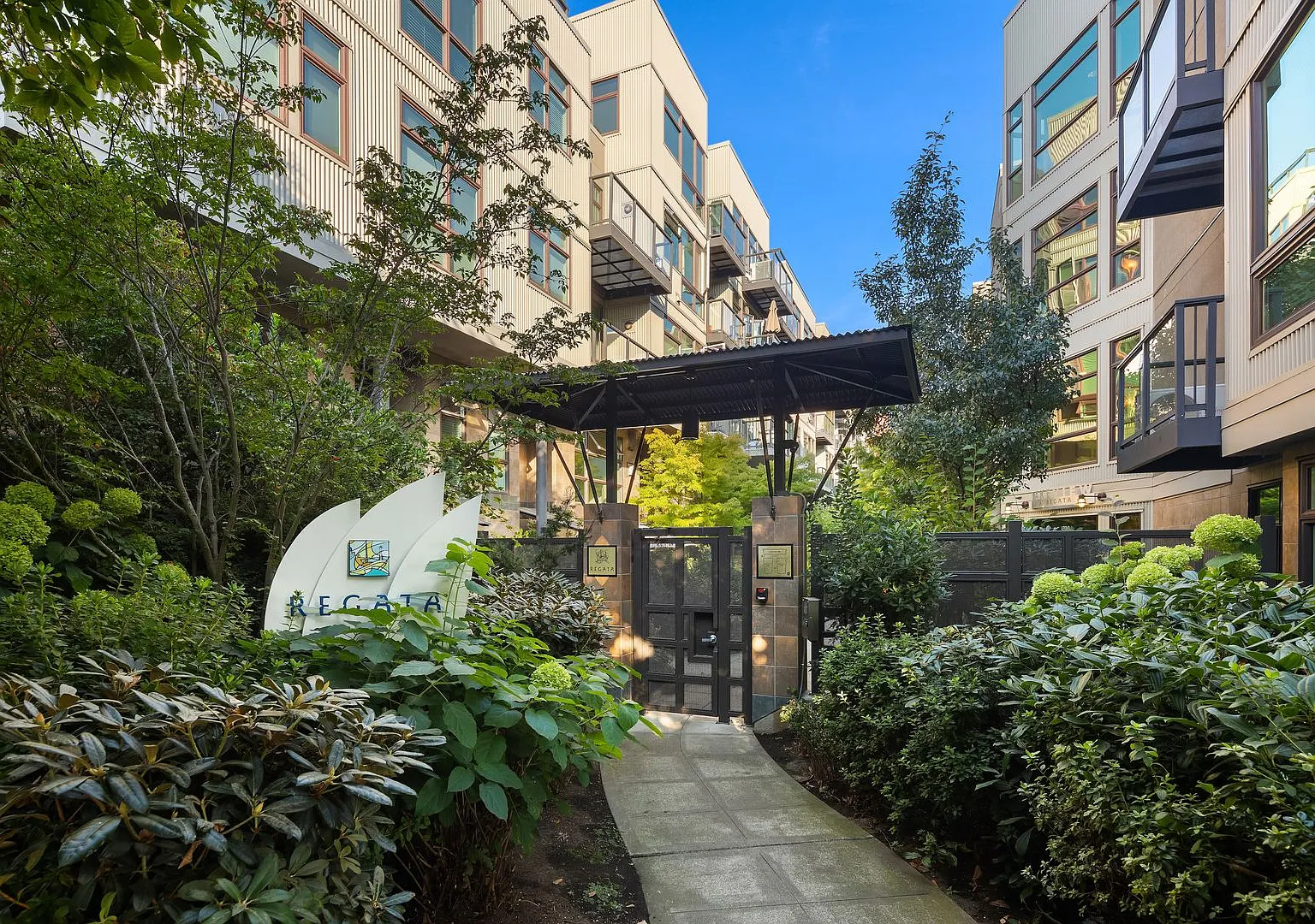 Beautiful Studio Condo by Gasworks Park — Photo 1