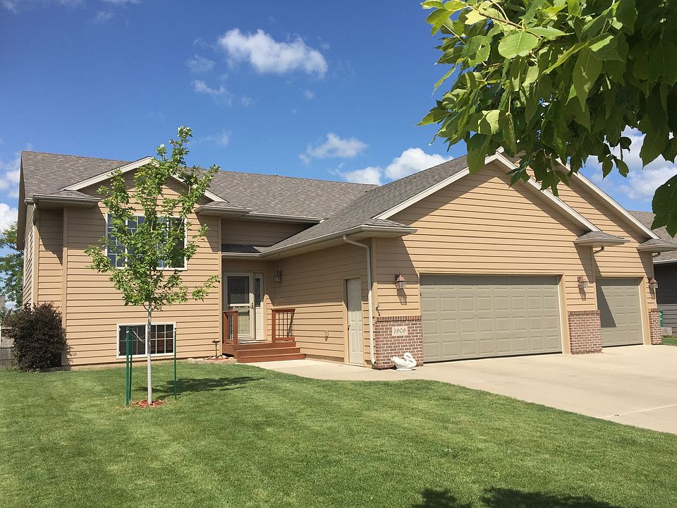 Front View - Manicured lawn