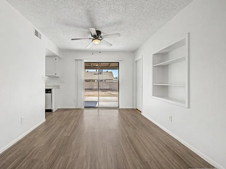 10719 W Vista Ave — Photo 7