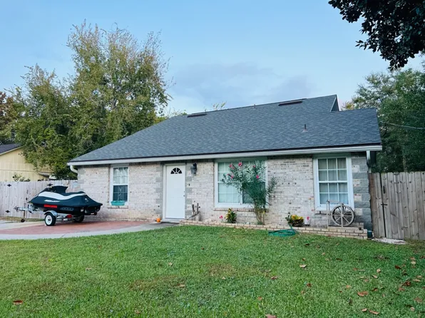 306 Evergreen Dr, Mary Esther, FL 32569