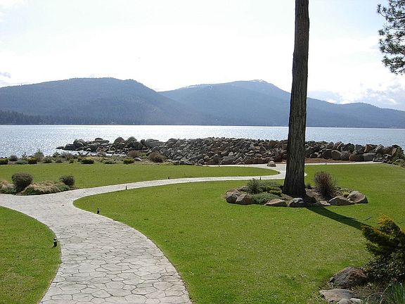 Lakefront Common Area Park