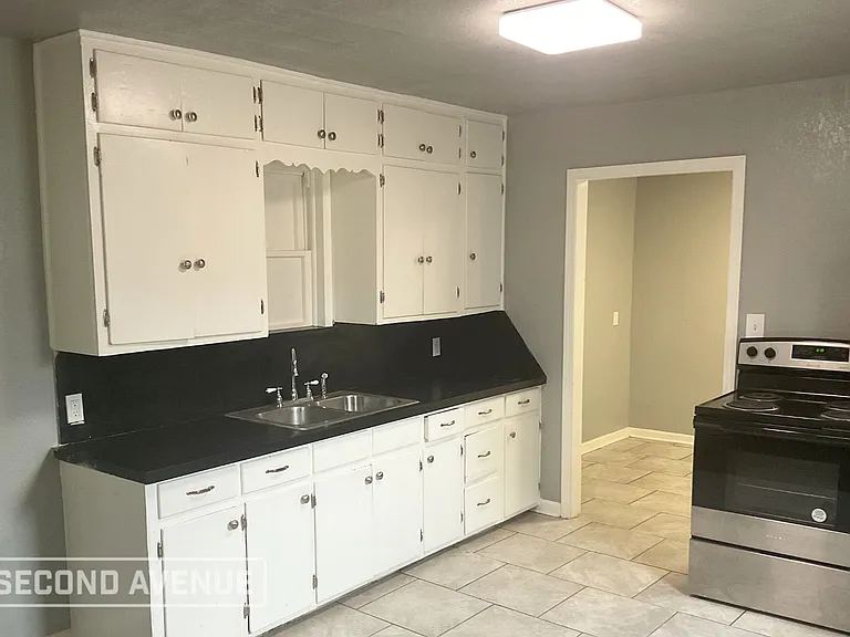 2036 NE Grand Blvd — Photo 2