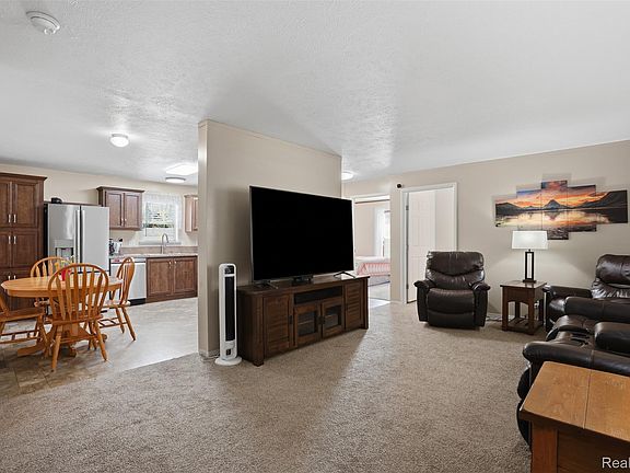 3rd image of 150 Whippoorwill Ln