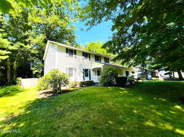 7 Woods Way, Clifton Park, NY 12065