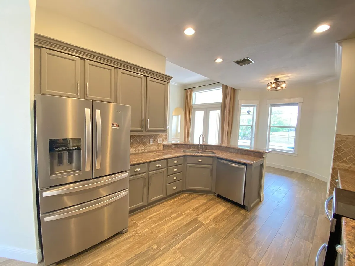 Building Photo - 600 Lakescape Ct