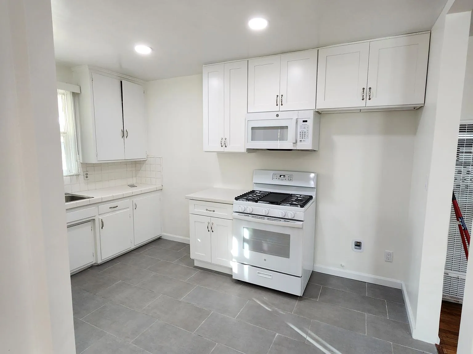 733 S Verdugo Rd — Photo 3