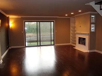 2nd image of 1069 Deerfield Pl