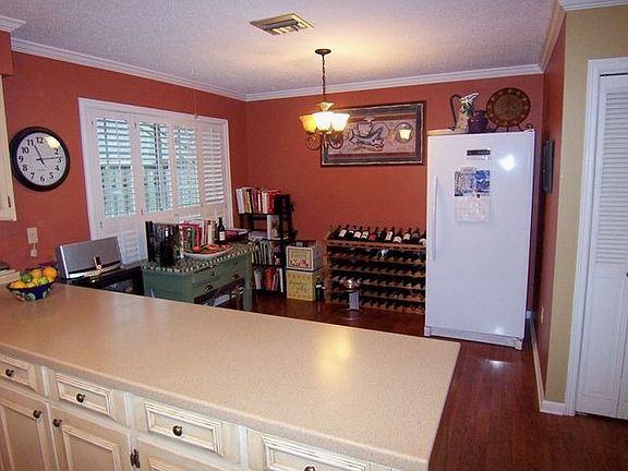 4th image of 111 E Garden Dr