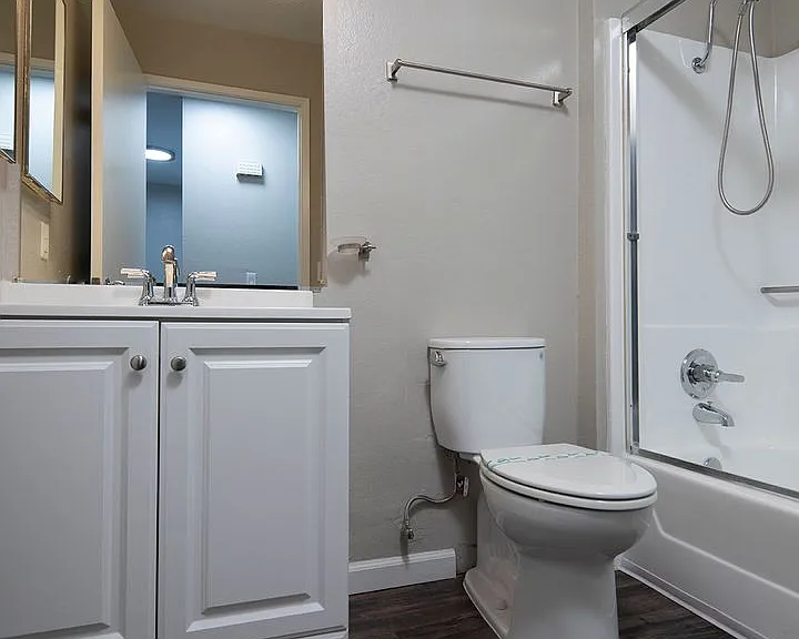 Madison Court Apartments — Photo 32