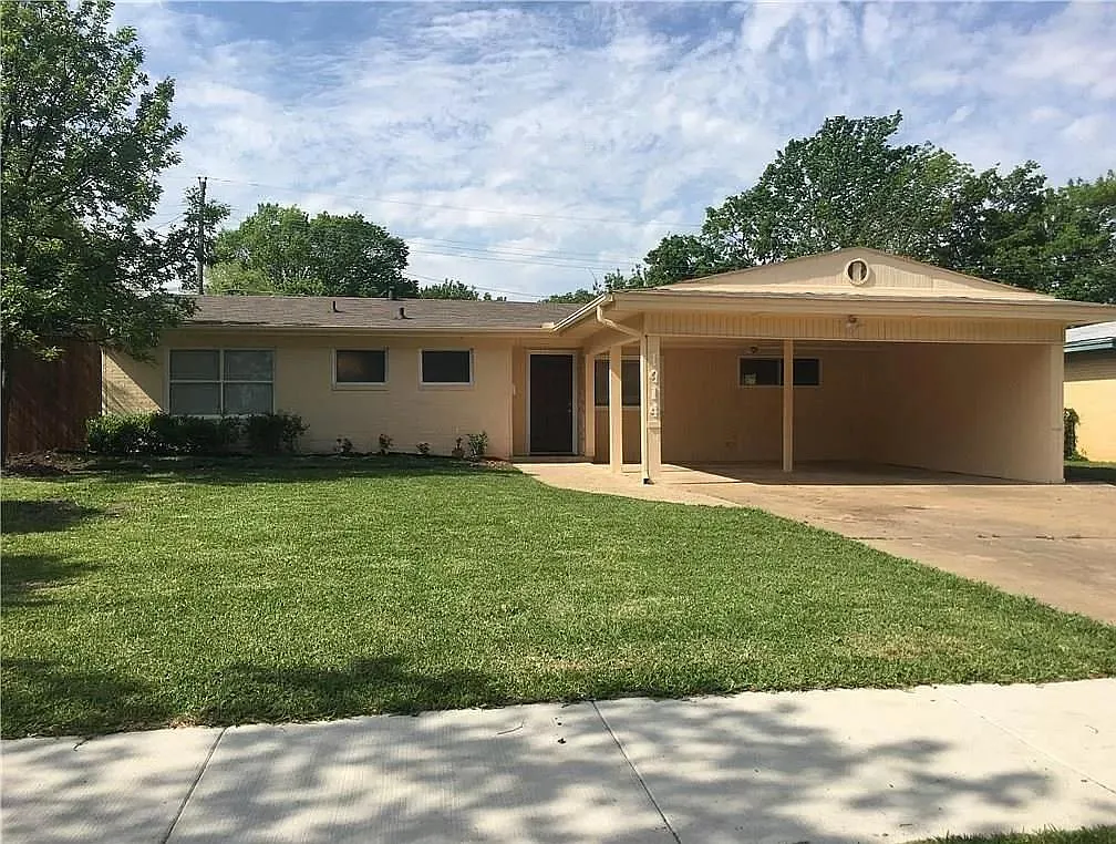 1914 Colony Dr — Photo 1