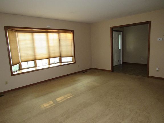 5th image of 731 N Oriole Ct