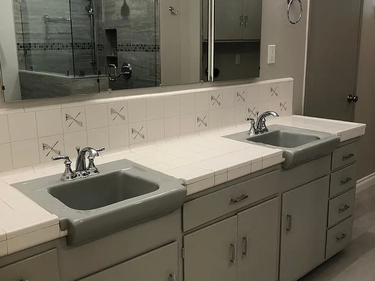 Bathroom with double sinks and laundry hookup