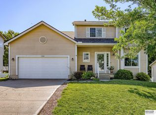1608 Walnut Creek Dr, Papillion, NE 68046