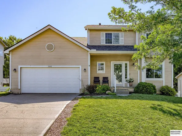 1608 Walnut Creek Dr, Papillion, NE 68046