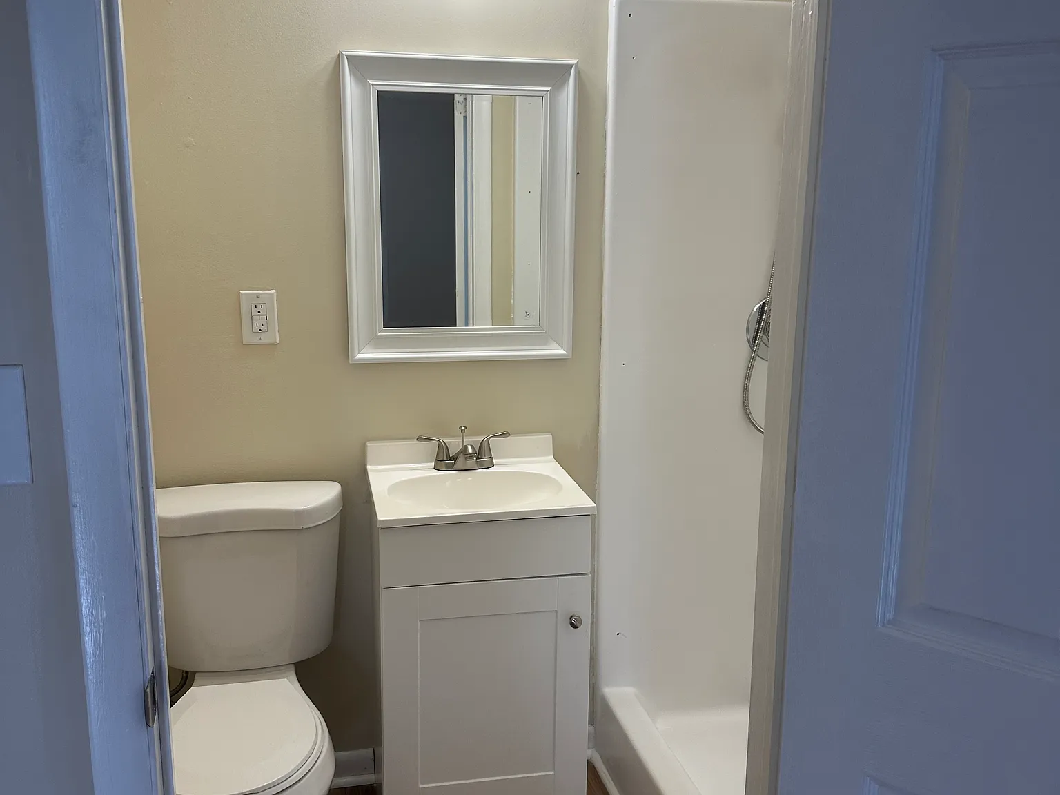 3 bed, 1600 sqft, $3,300 — Photo 2