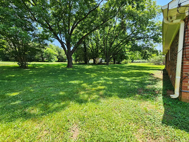 445 Summerland Dr — Photo 20