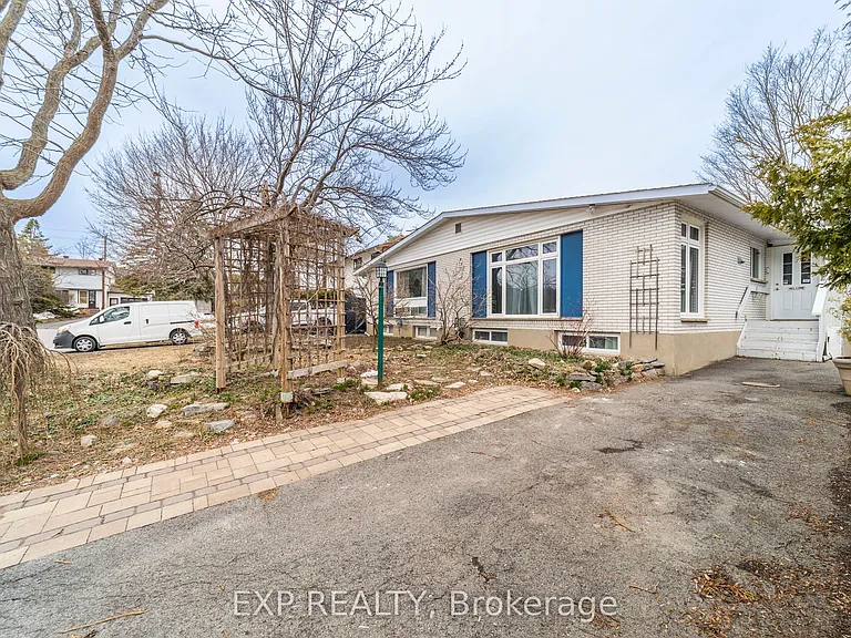 21 Southview Cres — Photo 2