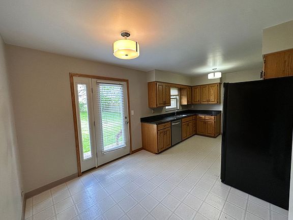 4th image of 4872 Sharon Ave