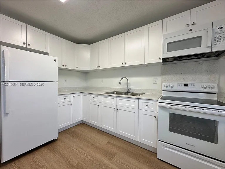 3700 NE 22nd Ave #4 — Photo 4
